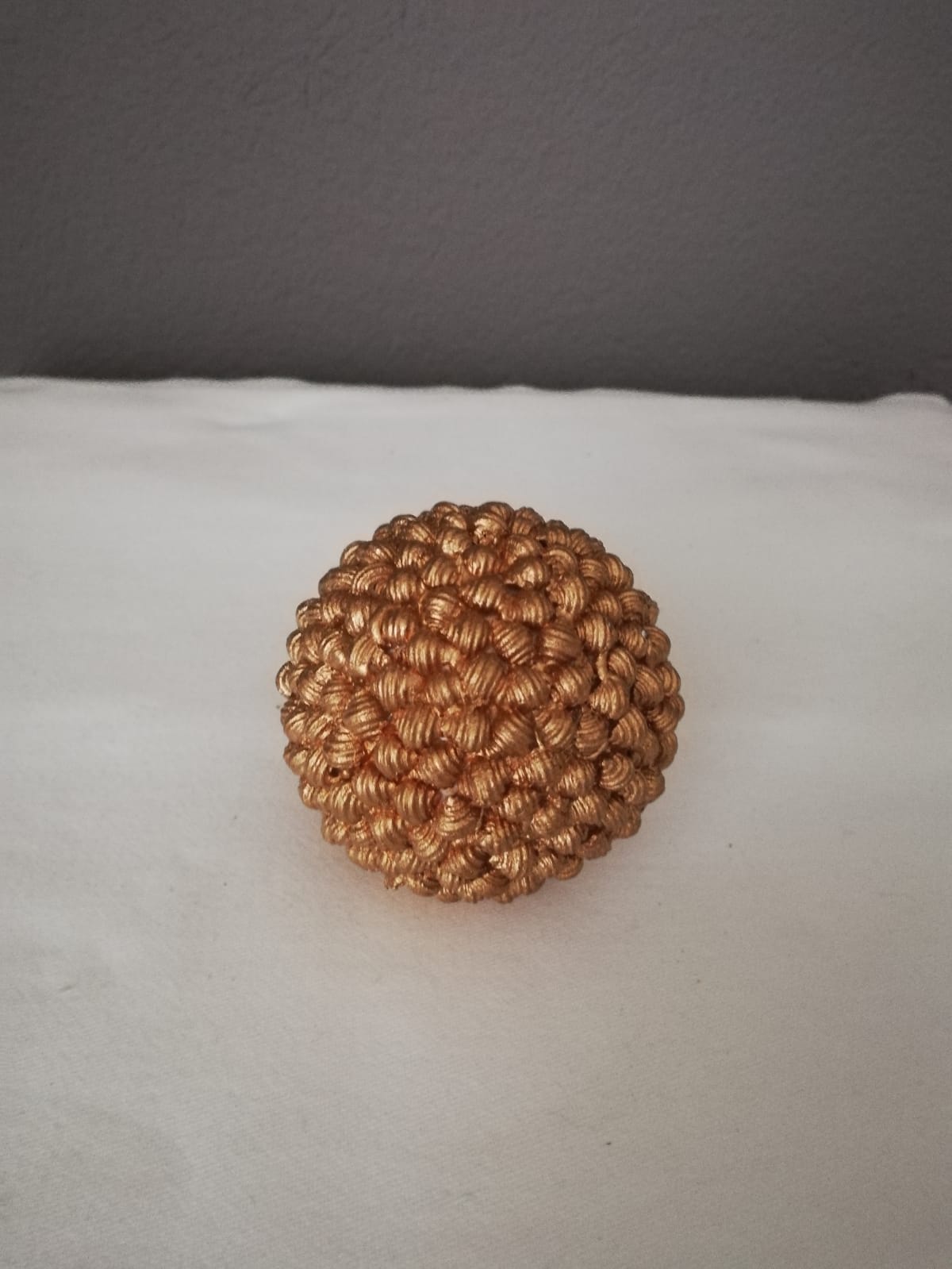 Dekokugel gold mit geriffelter Oberfläche