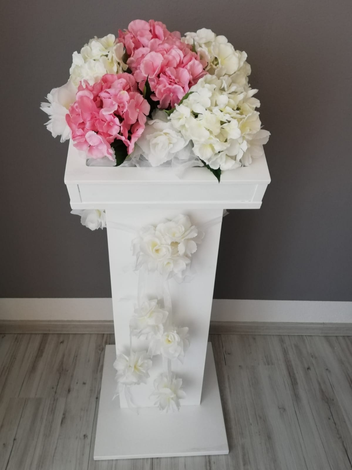 Weiße Säule mit Blumen Hochzeit Rednerpult