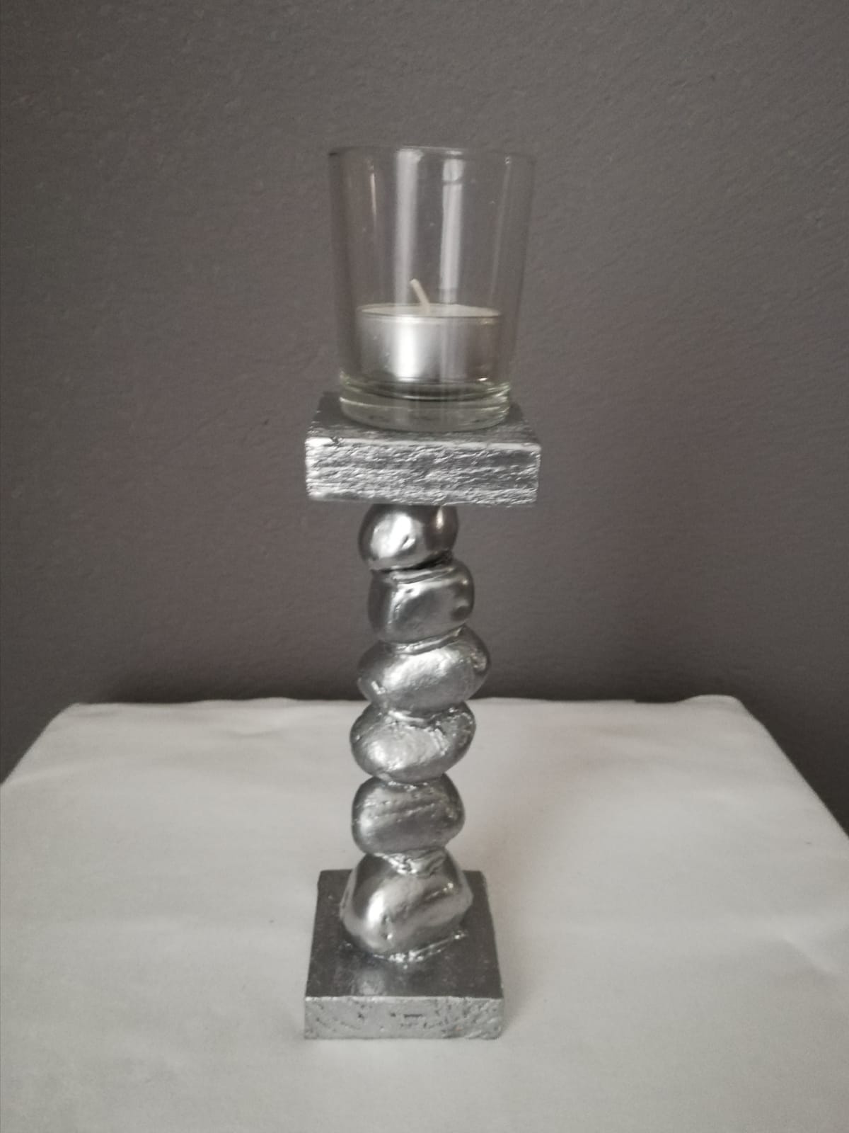 Silberner Kerzenständer aus Steinen mit Teelichtglas