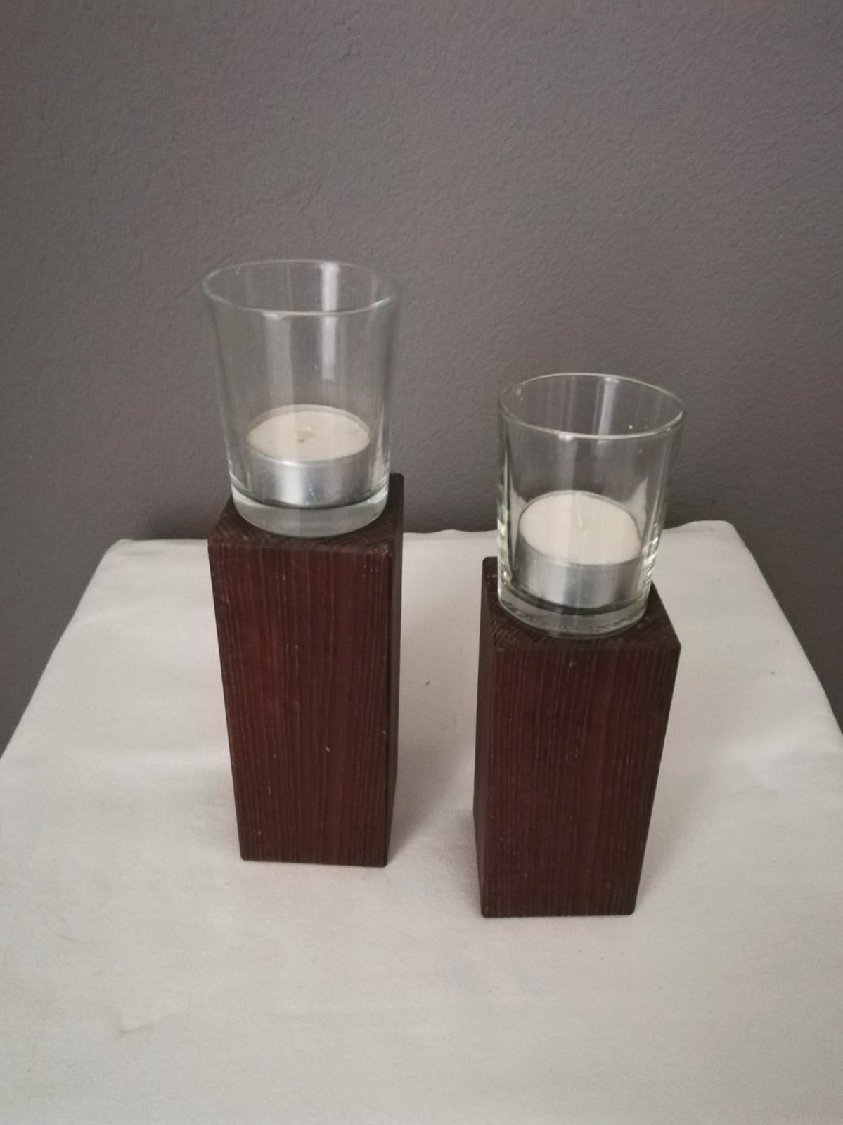 Kleiner und großer Kerzenhalter dunkelbraun aus Holz