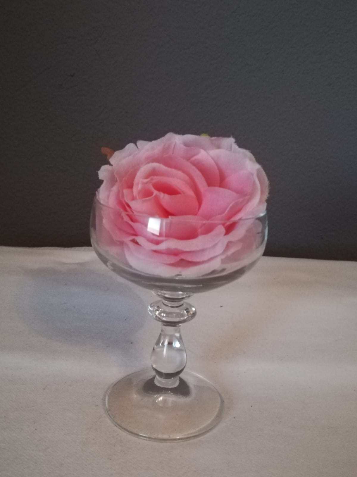 Stielglas mit Dekorose