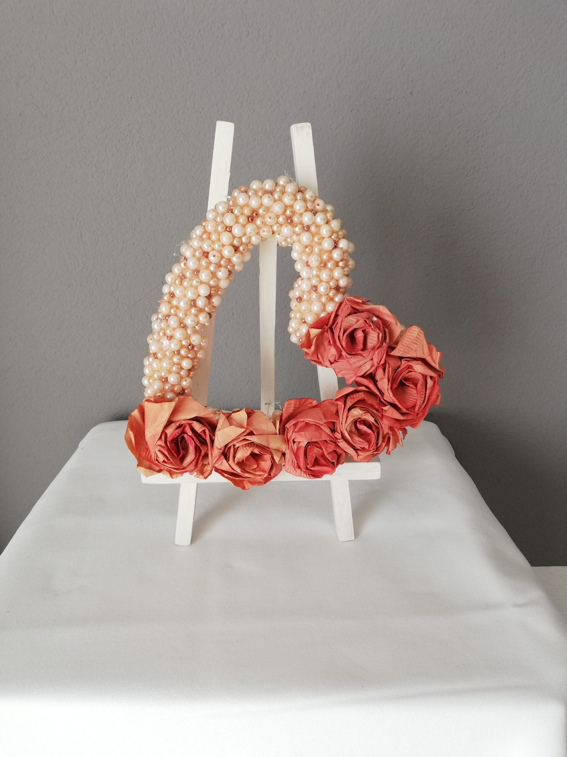 Dekoherz mit Rosen und Perlen