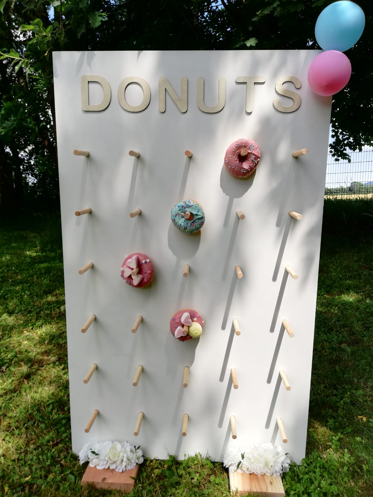 Große Donutwand zum Aufhängen von Donuts auf Hochzeiten und Events